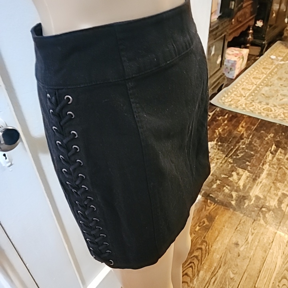 H & M BLACK DENIM MINI SKIRT Size S/4/5 High Waisted Side Lacing
